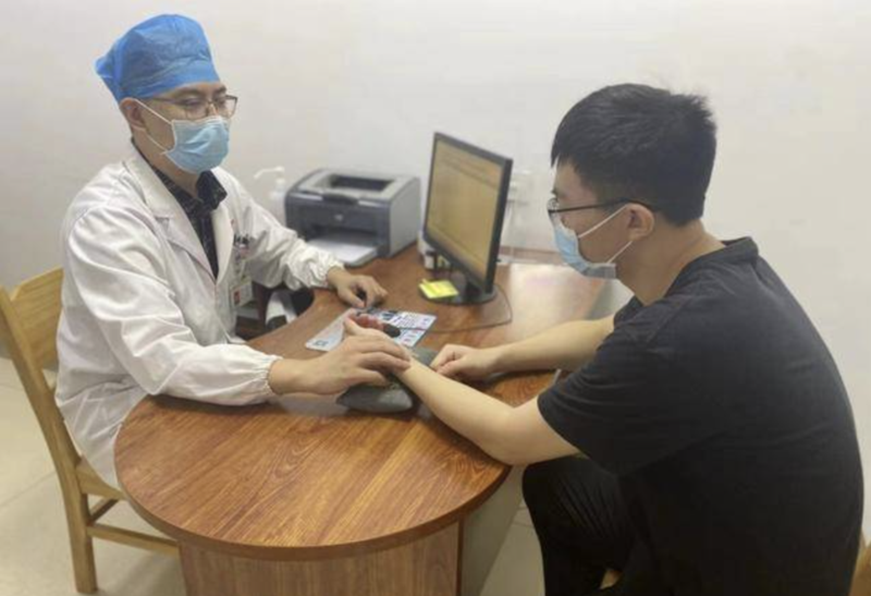 中國一家中醫院在世足開幕第一天，就特別開設了「世界盃綜合症」門診。（翻攝自搜狐新聞）
