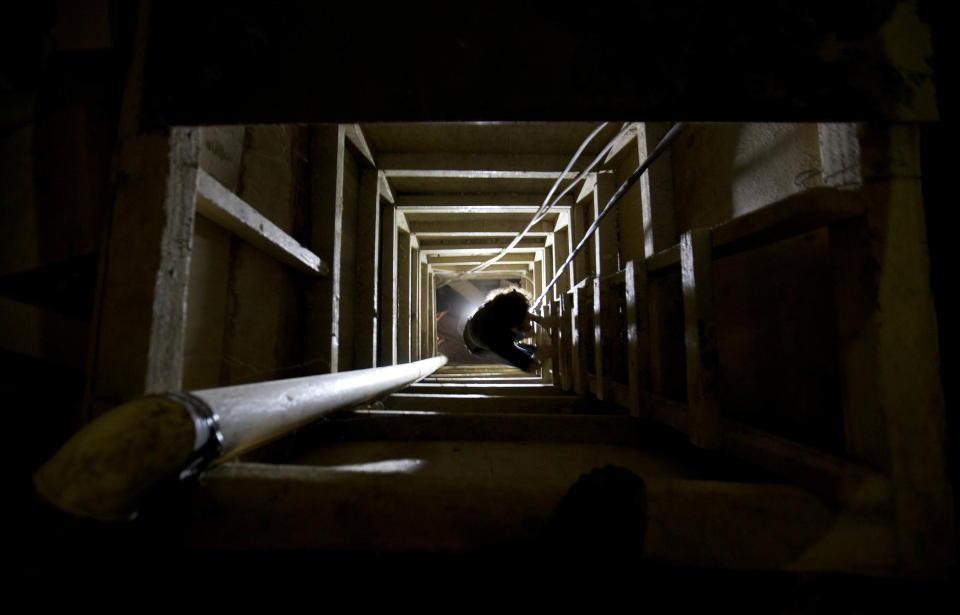 En esta imagen del martes 14 de julio de 2015, un periodista trepa por una escalera para salir del túnel por el que, según las autoridades, escapó el capo de la droga Joaquín &quot;El Chapo&quot; Guzmán de la prisión de máxima seguridad de Altiplano, en Almoloya, al oeste de la ciudad de México. (AP Foto/Eduardo Verdugo)