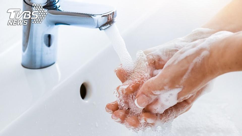 酒精或乾洗手液無法有效殺死諾羅病毒，建議用肥皂洗手。（示意圖／shutterstock達志影像）