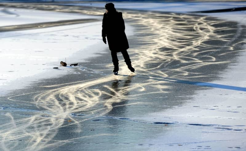 There's usually know easy way to tell if a newly frozen lake is safe to walk or skate on, but the local authorities will usually be able to tell you. Maurizio Gambarini/dpa