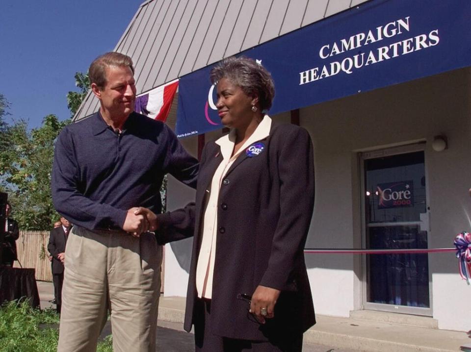 NASHVILLE, : US Vice President and Democratic presidential hopeful Al Gore(L) introduces his new campaign manager Donna Brazile, at a ribbon-cutting ceremony for his new presidential campaign headquarters in Nashville, Tennessee, 06 October, 1999. (ELECTRONIC IMAGE) AFP PHOTO Luke FRAZZA (Photo credit should read LUKE FRAZZA/AFP via Getty Images)