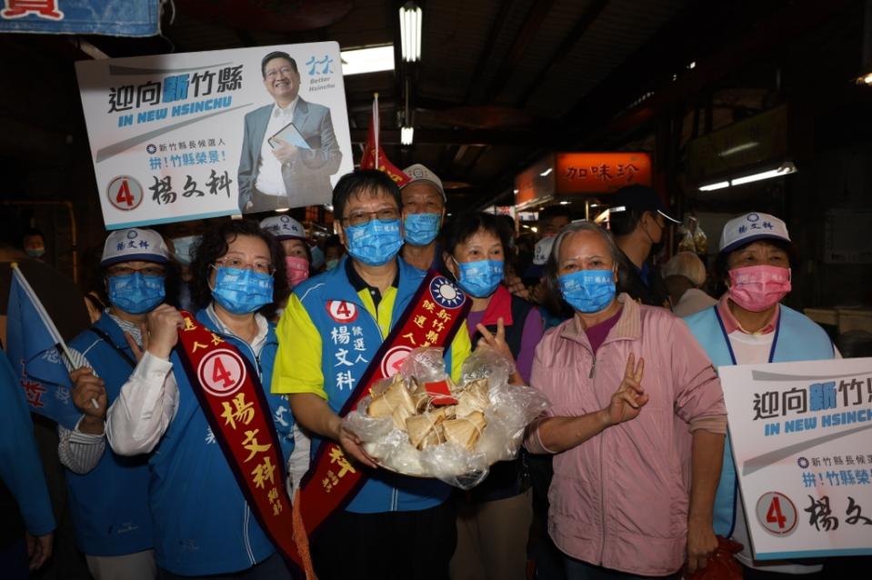 《圖說》熱情鄉親獻上包粽，祝福楊文科連任包中。（圖／楊文科競總提供）