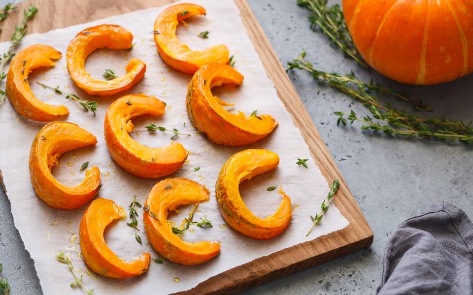 Gebackenes Ofengemüse ist nicht nur lecker, kalorien- und (trans-)fettärmer, sondern hat auch jede Menge Vitamine, Mineral- und Ballaststoffe. Ein Kürbis steckt zum Beispiel voller entzündungshemmender, hautschützender, knochenstärkender, verdauungsfördernder und stressreduzierender Stoffe. (Bild: iStock / Edalin)