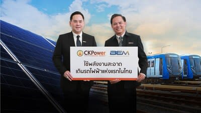 CK Power董事總經理Thanawat Trivisvavet先生（左）和Bangkok Expressway and Metro董事總經理Sombat Kitjalaksana博士（右）簽署歷史性協議，首次使用太陽能為泰國公共交通系統供電。 (PRNewsfoto/CKPower Public Company Limited (CKP))
