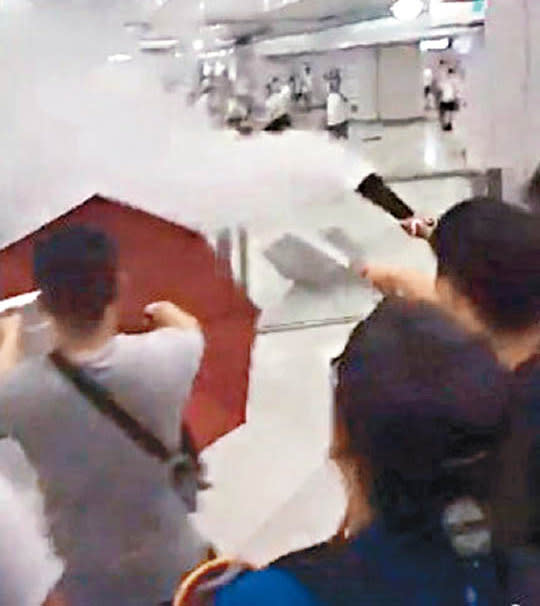 元朗站 噴滅火筒：片段顯示去年七月廿一日有人向白衣人噴滅火筒。