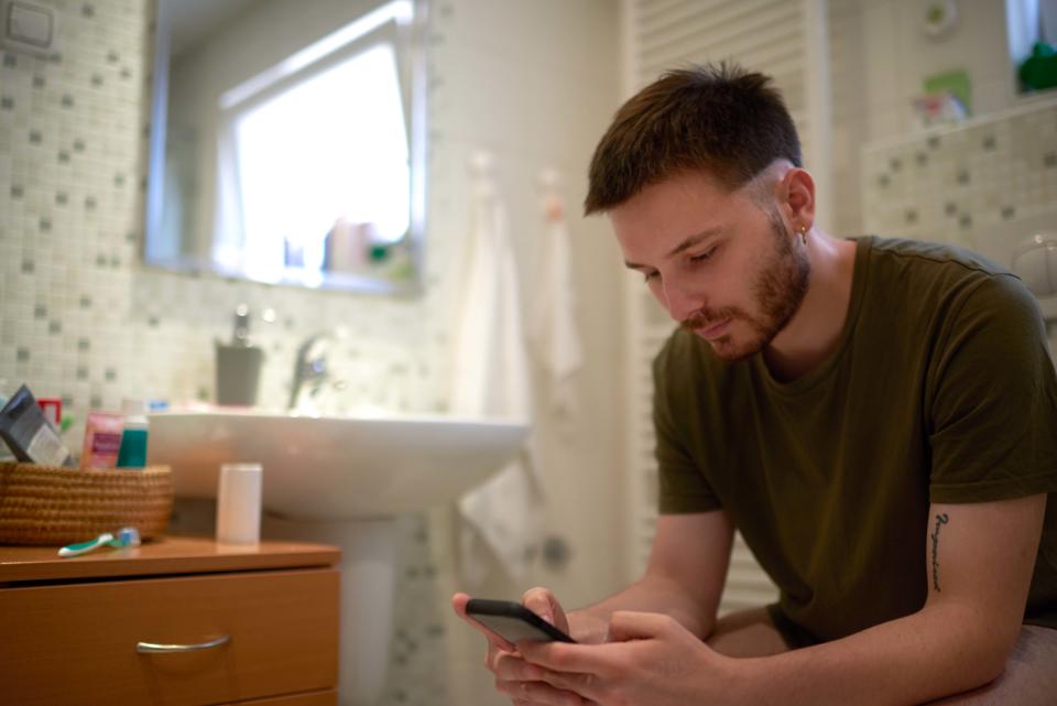 Ir al baño con el teléfono celular incrementa el tiempo que pasamos en el inodoro y esto es un factor importante en la aparición de hemorroides. (Getty Creative)