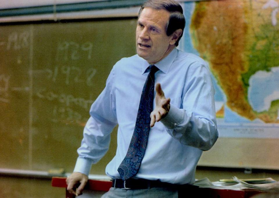 Then-State Sen. Gary K. Hart, D-Santa Barbara, teaches U.S. history to students at Kennedy High School in Sacramento in 1992. The class was studying the Great Depression.