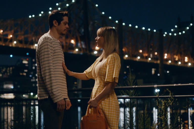 Pete Davidson y Kaley Cuoco en Meet Cute