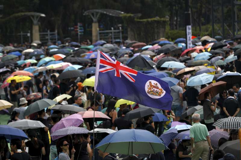 香港反送中示威者高舉港英旗幟（AP）