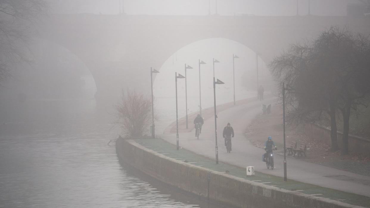 So ungefähr wird es auch zu Weihnachten aussehen: Radfahrer sind morgens bei dunstigem und regnerischem Wetter in FRankfurt am Main unterwegs. Foto: Frank Rumpenhorst