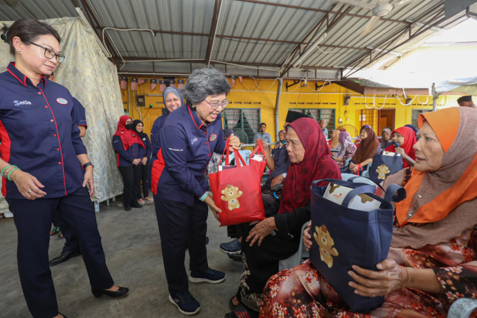 Dato’ Zuraidah gifting syawal basket to the oldest resident, aged 96 years old, at Pusat Jagaan Warga Emas Nur Ehsan. 