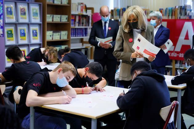 <p>Brigitte Macron a lu la dictée de l'association ELA à des élèves du collège Amédée Dunois de Boissy-Saint-Léger.</p>