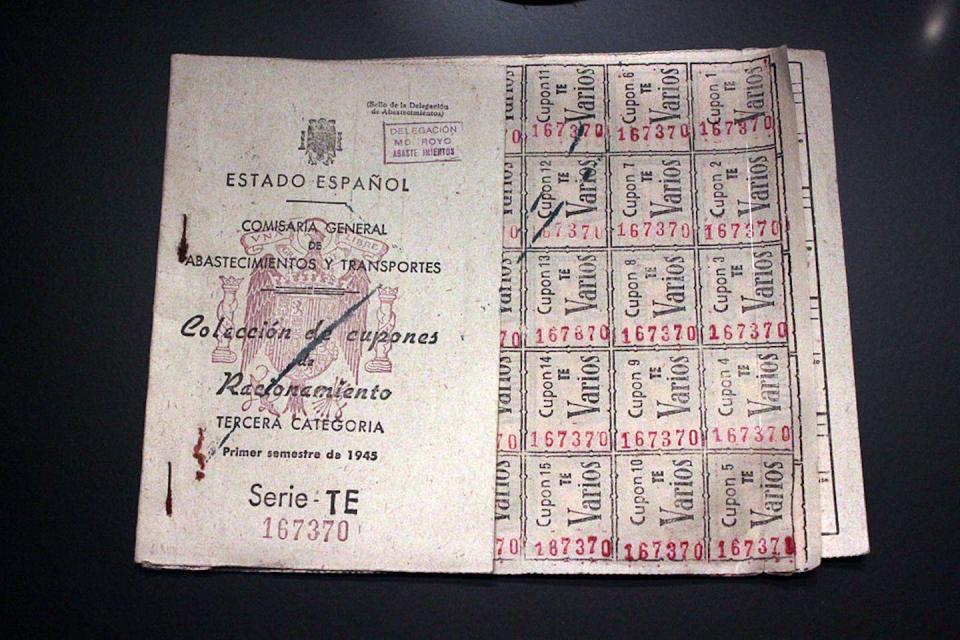 Cartilla de racionamiento de España, 1945. <a href="https://commons.wikimedia.org/wiki/File:Cartilla_de_racionamiento_Espa%C3%B1a_1945.JPG" rel="nofollow noopener" target="_blank" data-ylk="slk:Falconaumanni / Wikimedia Commons;elm:context_link;itc:0;sec:content-canvas" class="link ">Falconaumanni / Wikimedia Commons</a>, <a href="http://creativecommons.org/licenses/by-sa/4.0/" rel="nofollow noopener" target="_blank" data-ylk="slk:CC BY-SA;elm:context_link;itc:0;sec:content-canvas" class="link ">CC BY-SA</a>