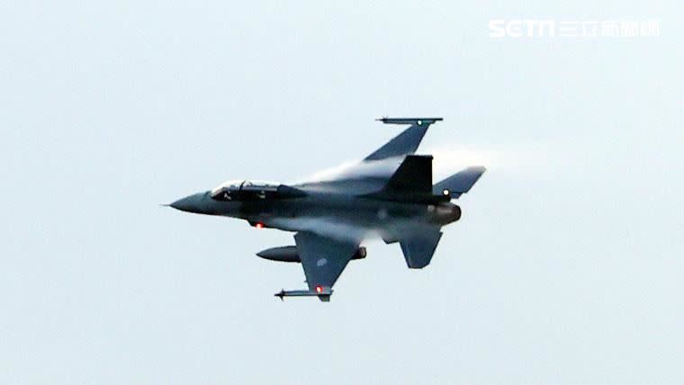 雙十國慶國軍展開空中全兵力預演，開場由F16V天觀機測天候。（圖/記者邱榮吉攝影）