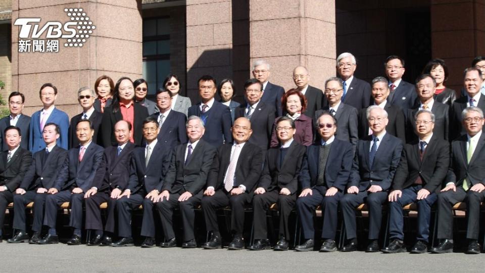 行政院長蘇貞昌今率內閣進行總辭，總辭後拍攝畢業照。（圖／方炳超攝）