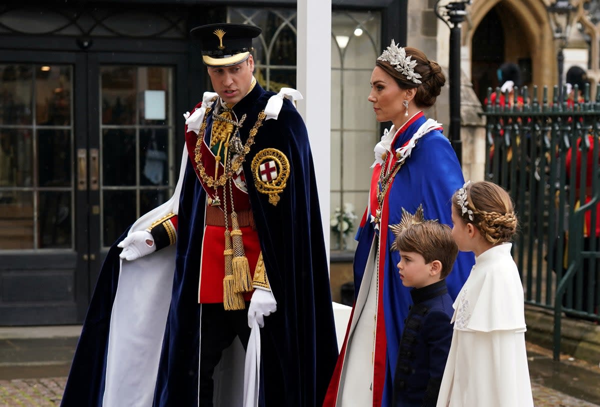 Willian y Kate llegan con sus hijos a la coronación de Carlos III (vía REUTERS)