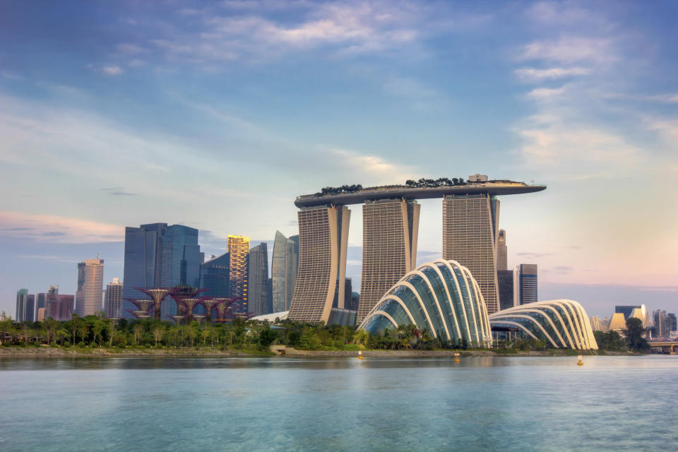 Das Treppchen knapp verfehlt im Ranking der besten Länder zum Leben und Arbeiten hat Singapur. Politische Stabilität, Sicherheit im Alltag sowie die ausgezeichnete medizinische Versorgung schätzen viele der Befragten sehr. Im Vorjahr landete Singapur noch auf Platz 6.