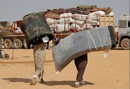 Men carry mattresses at a refugee camp for people displaced in fightings between the Syrian Democratic Forces and Islamic State militants in Ain Issa, Syria October 14, 2017. REUTERS/Erik De Castro