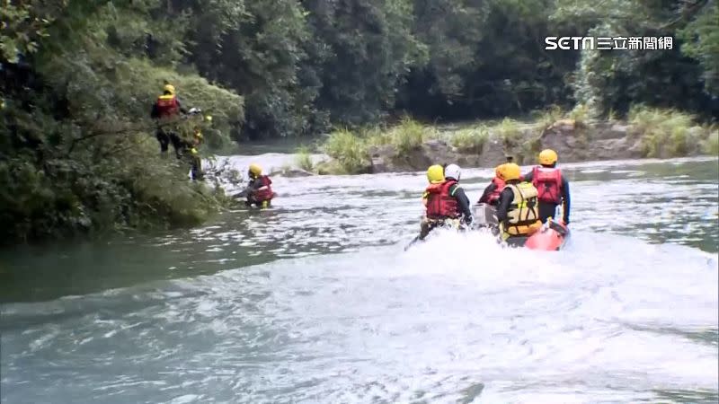 消防員20日尋獲15歲陳姓少女遺體，並祈求能早日找到劉小妹妹。（圖／資料圖、翻攝自 新北消防發爾麵）