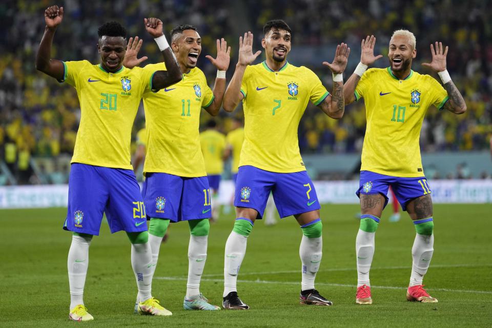 Neymar (extremo derech) celebra con sus compañeros Lucas Paquetá, Raphinha y Vinicius Junior tras anotar el segundo gol de Brasil en la victoria 4-1 ante Corea del Sur en el partido por los octavos de final del Mundial, el lunes 5 de diciembre de 2022, en Doha, Qatar. (AP Foto/Manu Fernández)