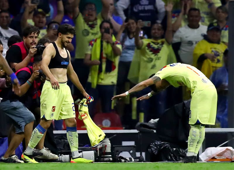 Henry Martín celebra con Cristian Calderín tras anotar el gol con el que América gana el campeonato del fútbol mexicano