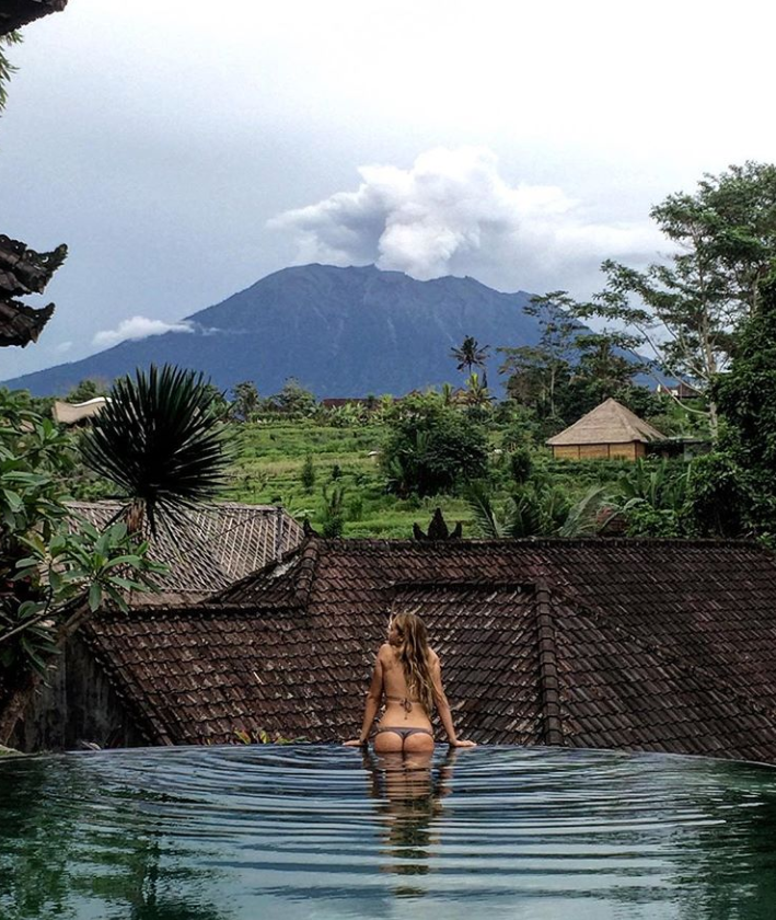 Während viele Balinesen aus Angst vor einem Vulkanausbruch ihre Häuser verlassen, posieren Insta-Blogger ungeniert. (Bild Screenshot Instagram / katepolishchuk.ua)
