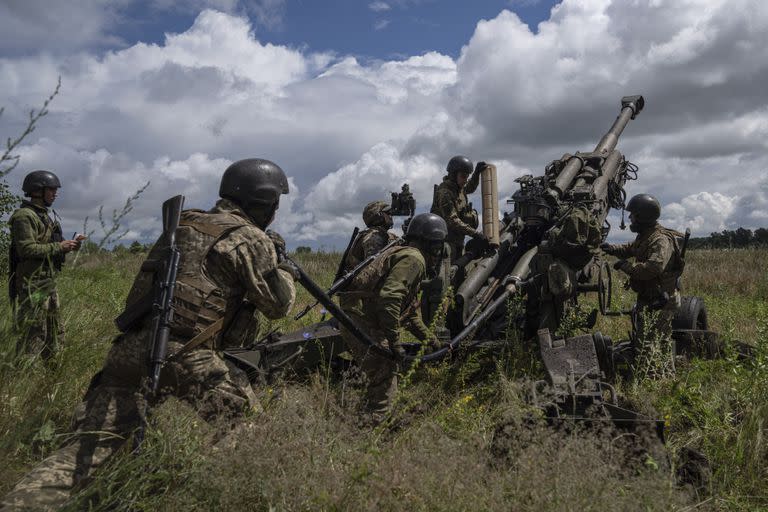 Militares ucranianos se preparan para disparar un obús M777 suministrado por Estados Unidos contra posiciones rusas desde la región de Kharkiv, Ucrania. (AP Foto/Evgeniy Maloletka)