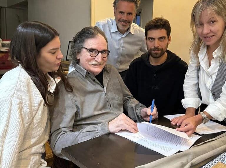 Charly García y su pareja, Mecha Iñigo, el día de la firma del nuevo contrato con Sony Music