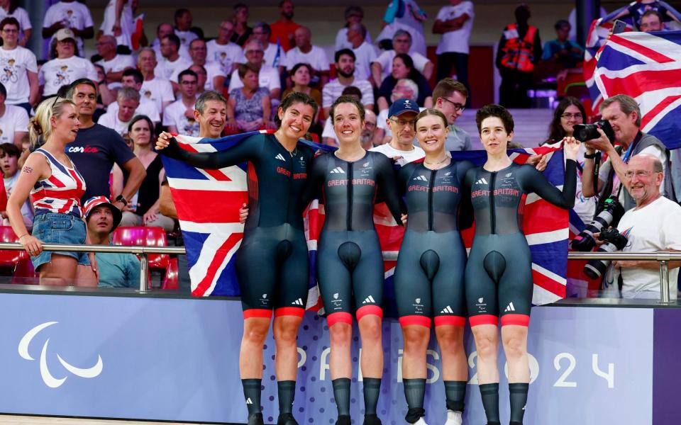 Sophie Unwin and Elizabeth Jordan of Great Britain with their pilots after winning bronze and gold