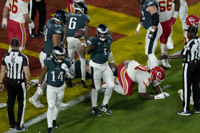 Jalen Hurts anota três touchdowns e lidera Philadelphia Eagles a