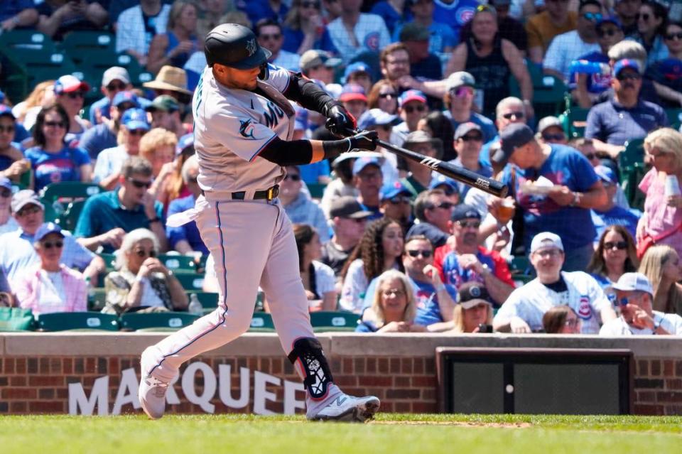 El primera base cubano de los Marlins Yuli Gurriel batea un jonrón en el quinto inning del partido ante los Cachorros, celebrado el 7 de de mayo de 2023 en Chicago.