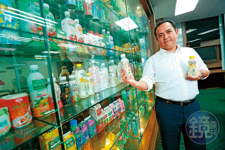 陳冠翰（圖）研發出純濃燕麥，並取得雀巢茶飲料台灣授權產銷的10年合約，讓陳哲芳放心交棒。