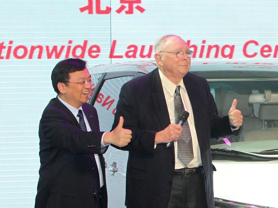 Charlie Munger gives a thumbs-up with BYD founder Wang Chuanfu in 2010.