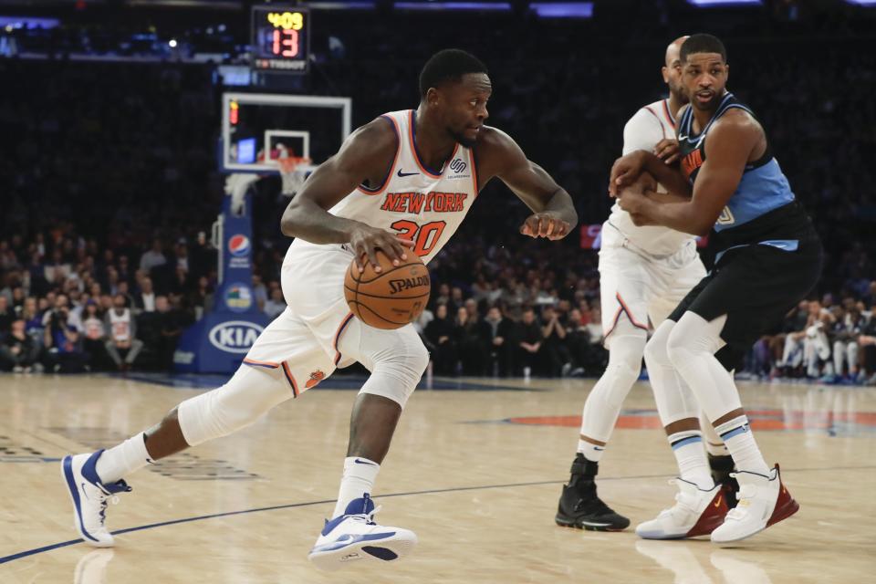 Julius Randle, de los Knicks de Nueva York, avanza frente a Tristan Thompson, de los Cavaliers de Cleveland, en el encuentro del lunes 18 de noviembre de 2019 (AP Foto/Frank Franklin II)