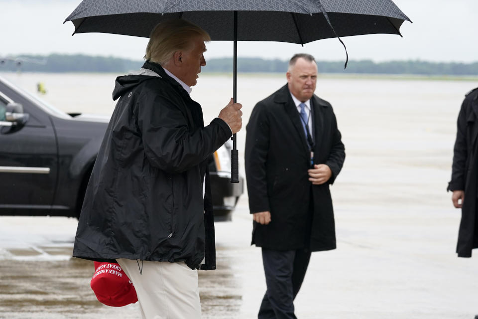 El presidente Donald Trump camina para abordar el Air Force One el sábado 29 de agosto de 2020 en la Base de la Fuerza Aérea Andrews, Maryland. (AP Foto/Alex Brandon)