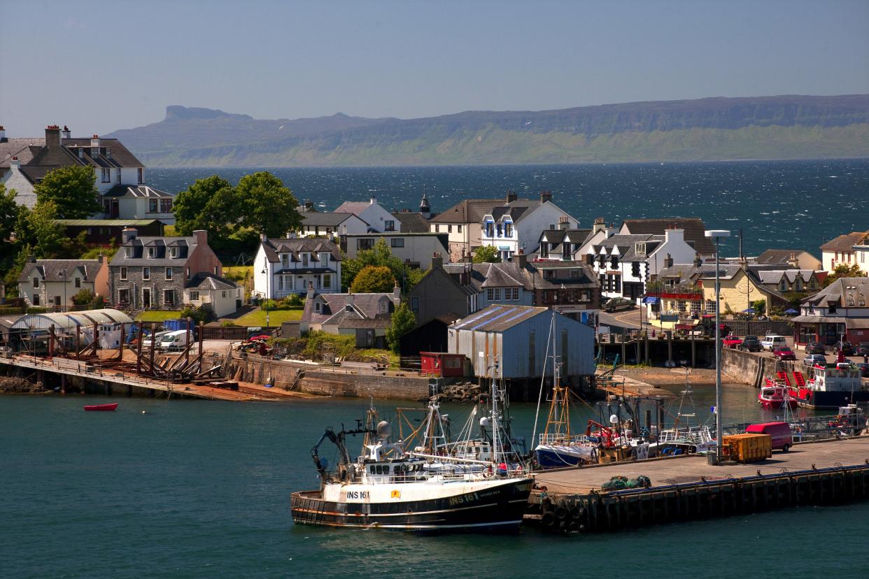 El puerto de la isla de Eigg, Mallaig y West Highlands, en Escocia, Reino Unido. (Universal Images Group vía Getty Images)