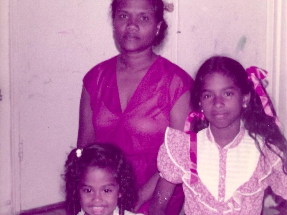 Vashtie Kola with her mom and older sister