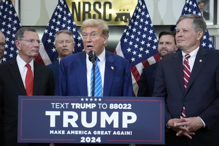 Donald Trump este jueves con legisladores republicanos en el Comite Nacional de Senadores Republicanos  (AP Photo/Evan Vucci)