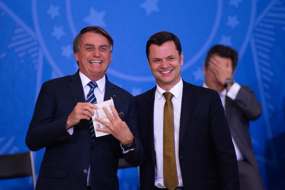 Anderson Torres e Jair Bolsonaro durante cerimônia no Palácio do Planalto no dia 27 de junho de 2022 (Foto: Andressa Anholete/Getty Images)