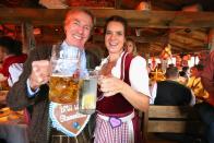 <p>Eisprinzessin trifft auf echten Prinz: So etwas macht nur das Oktoberfest möglich. Katarina Witt und Prinz Leopold von Bayern feierten 2017 im Käferzelt. (Bild: Alexander Hassenstein / Getty Images)</p>