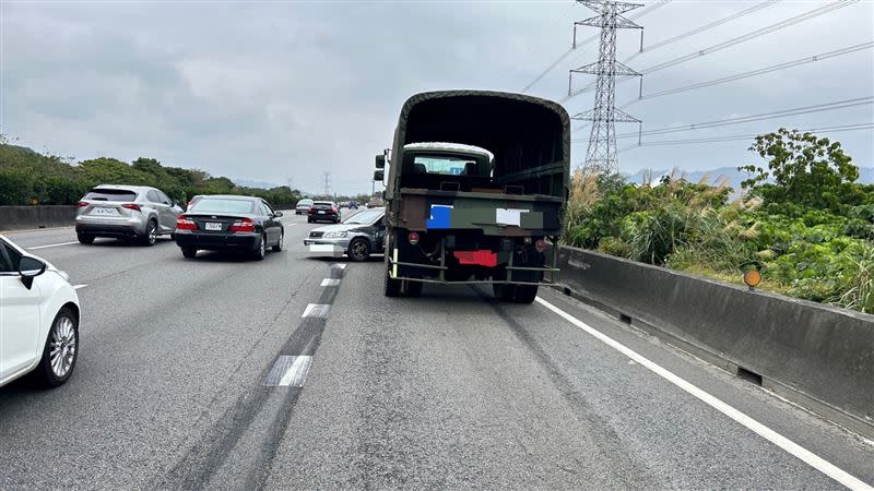 軍用卡車2日國道上與轎車發生車禍事故。（圖／翻攝畫面）