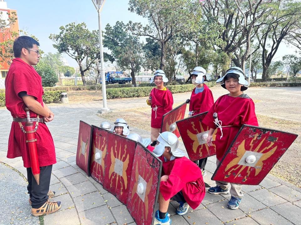 台灣的「羅馬軍團LARP」戰史重演互動遊戲，不只有大人參與，更進一步發展成為親子活動項目之一，也成為寒暑期安親班安排小朋友課程的選項。李思平提供