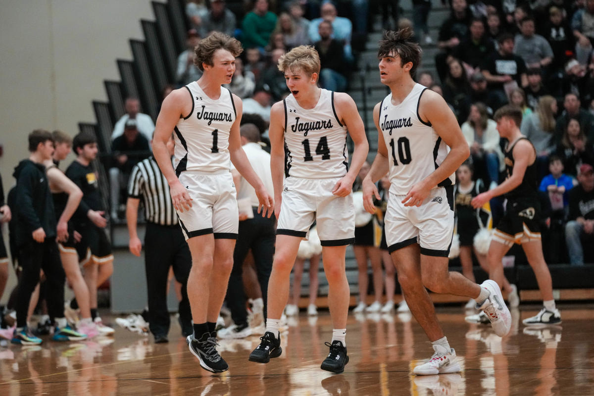 bal in de buurt Zuidoost Ankeny Centennial boys basketball's comeback over Cedar Falls earns a spot  at Iowa state tournament