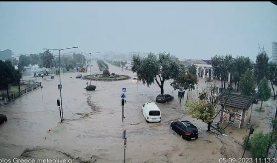 Les routes de Volos sont impraticables, dans la région de Thessalie, en Grèce. Le pays est frappé ce mardi 5 septembre par des pluies diluviennes qui ont fait au moins un mort.