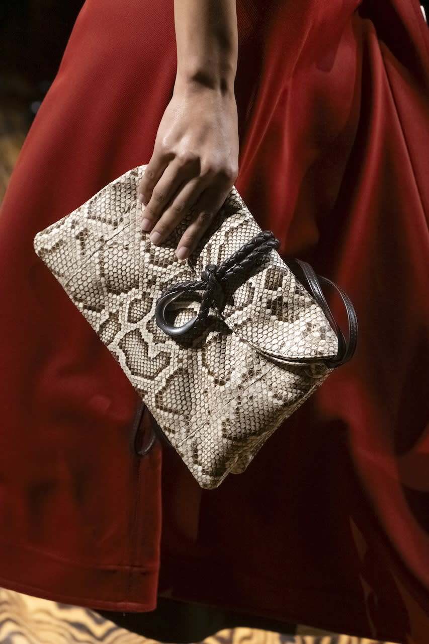 Bottega Veneta 2024秋冬時裝騷潮流筆記：李英愛、劉俊謙現身；下期流行一大一小孖裝手袋？