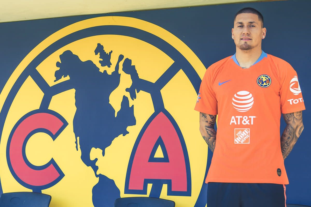 Nico Castillo posa con la playera del América. / Foto: @ClubAmerica