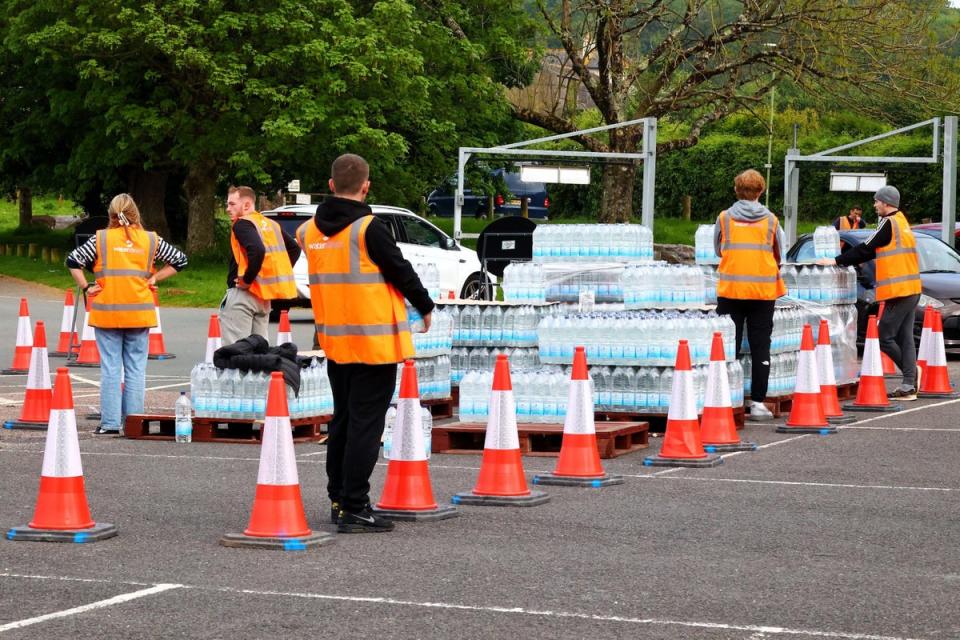 South West Water handed out emergency bottled water in Broadsands Car Park in Brixham (Alamy Live News)