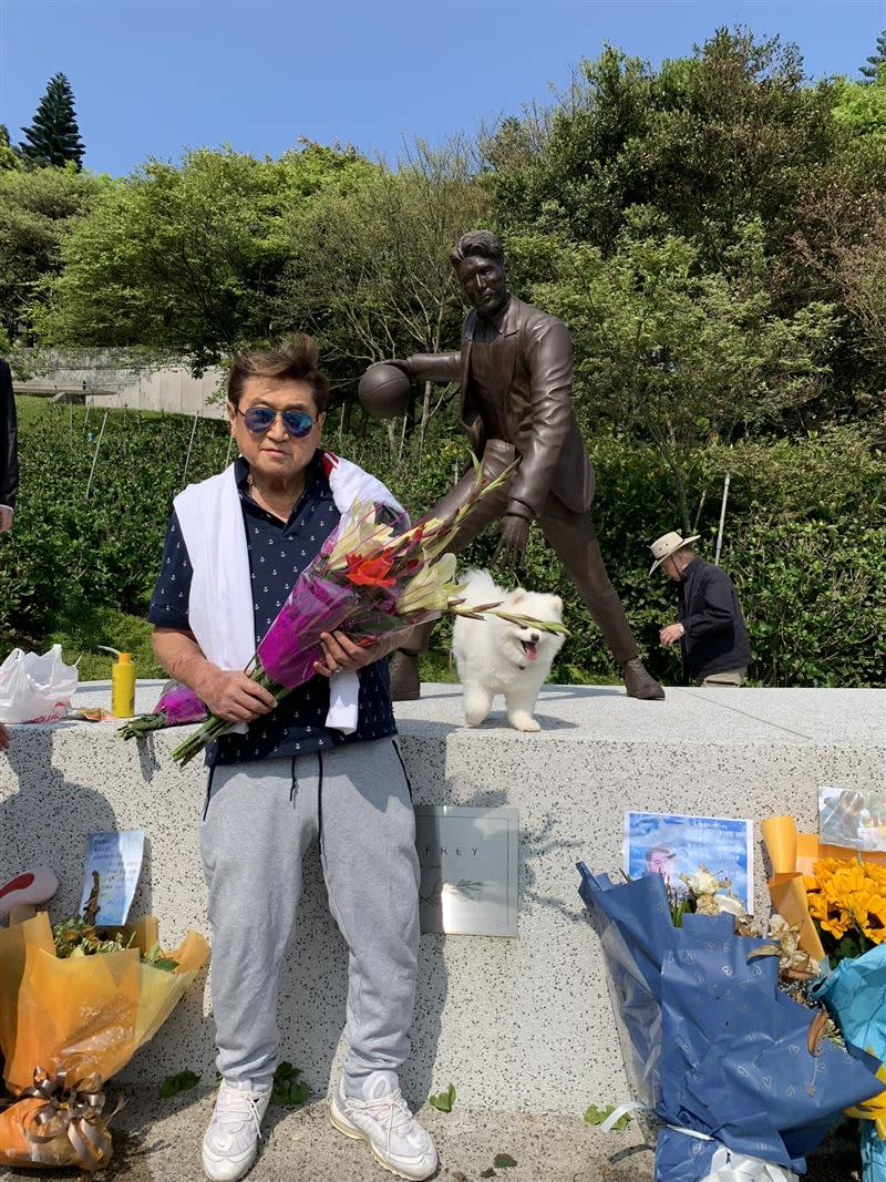 曹道成曾捧著鮮花站在高以翔墓地前拍下照片。（圖／翻攝自高宇橋臉書）