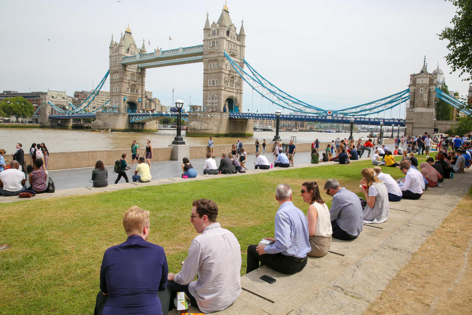 LONDON, UNITED KINGDOM - 2019/07/17: City workers and tourists gathered at Moor near the Tower Bridge during a warm and sunny day in London. The hot weather continues in the UK, according to the Meteorological station, rain is forecast across the country during the next few days. (Photo by Dinendra Haria/SOPA Images/LightRocket via Getty Images)