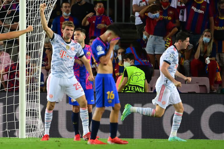 Robert Lewandowski festeja su gol frente al Barcelona